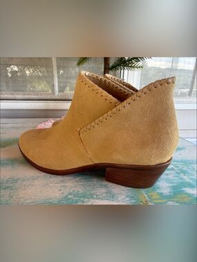 Jack Rogers Taylor Whipstitch Suede Ankle Booties Sand 8 NWOT